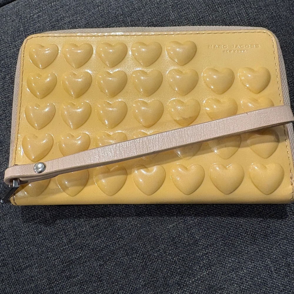 RARE Marc Jacobs Tan colored Heart-Patterned Wristlet wallet 6x4